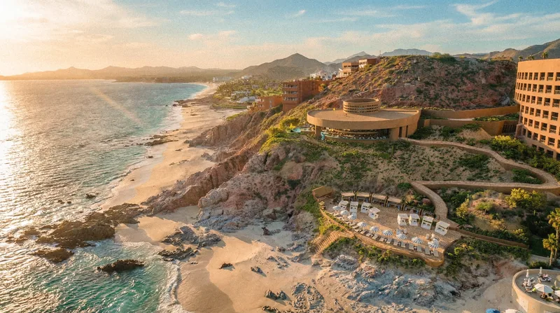 El Beach Club de DUNNA en el Mar de Cort&eacute;s al atardecer